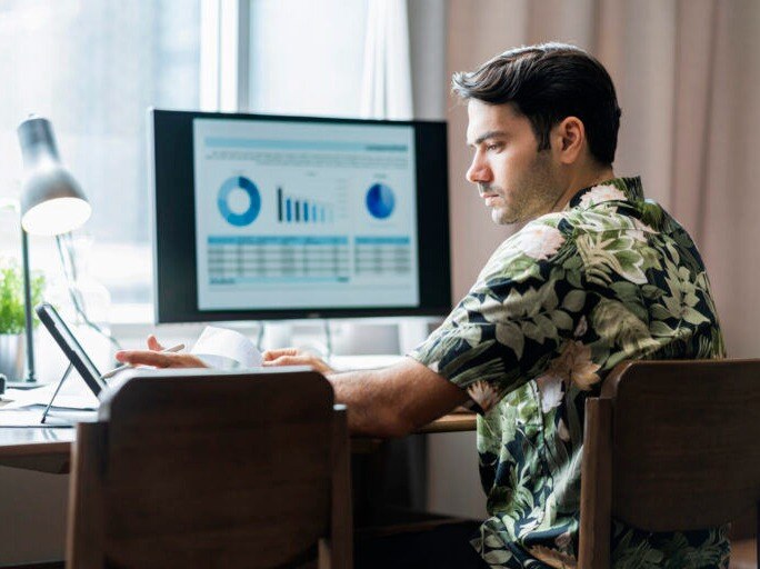 werken-thuis-wit-kaukasisch-mannetje-volwassen-kleding-kaso-doek-werken-met-desktop-checken-analyseren-business-data-kaart-dineren-tafel-thuis-isoleren-quarantine-ideeën-werk-remote-concept-768x512